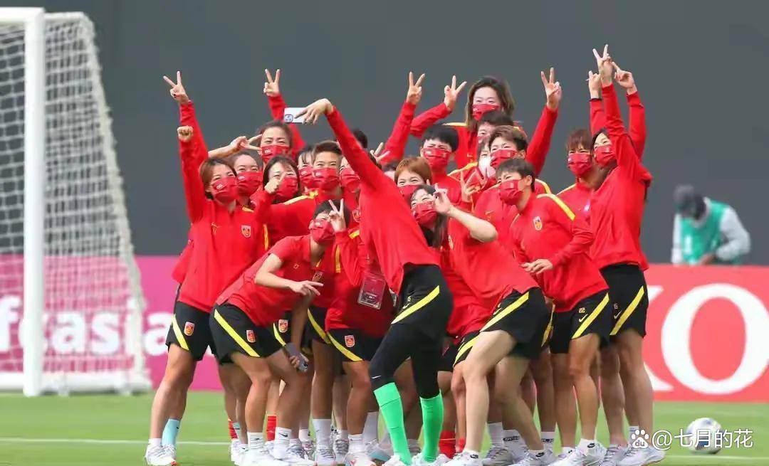 IM电竞官网入口-大连女足全员突围，再次登上亚军领奖台