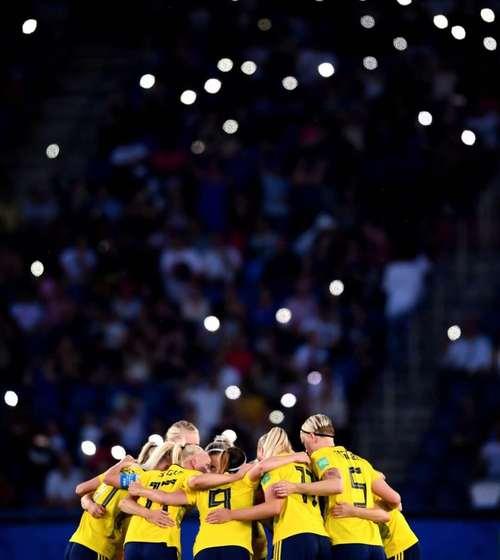 新西兰女足球员在国际比赛中勇夺奖杯 新西兰女足球员在国际比赛中勇夺奖杯