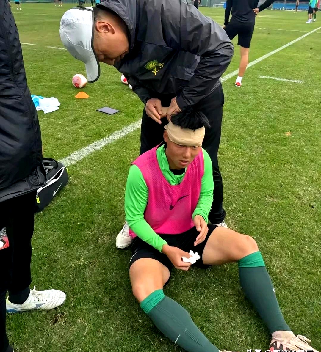 媒体曝光中超比赛队员训练日常