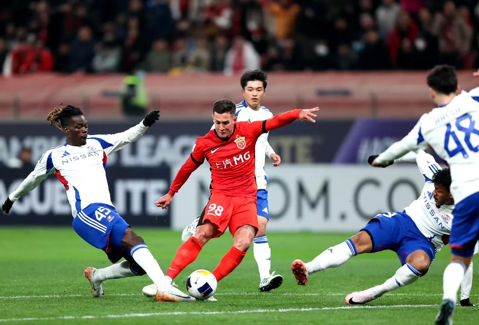 前锋攻入制胜一球,帮助球队获得胜利 前锋攻入制胜一球,帮助球队获得胜利