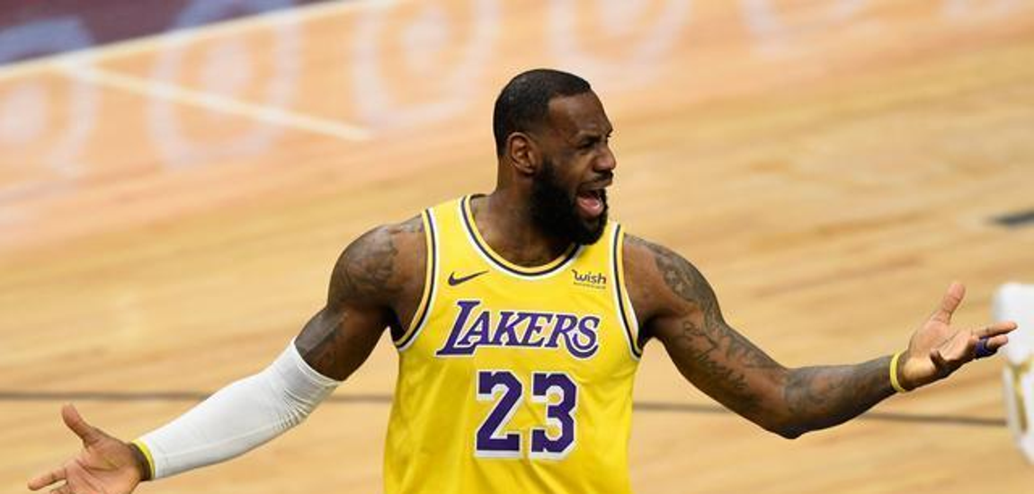 詹姆斯猛砍分,带领球队轻取胜利 詹姆斯猛砍分,带领球队轻取胜利