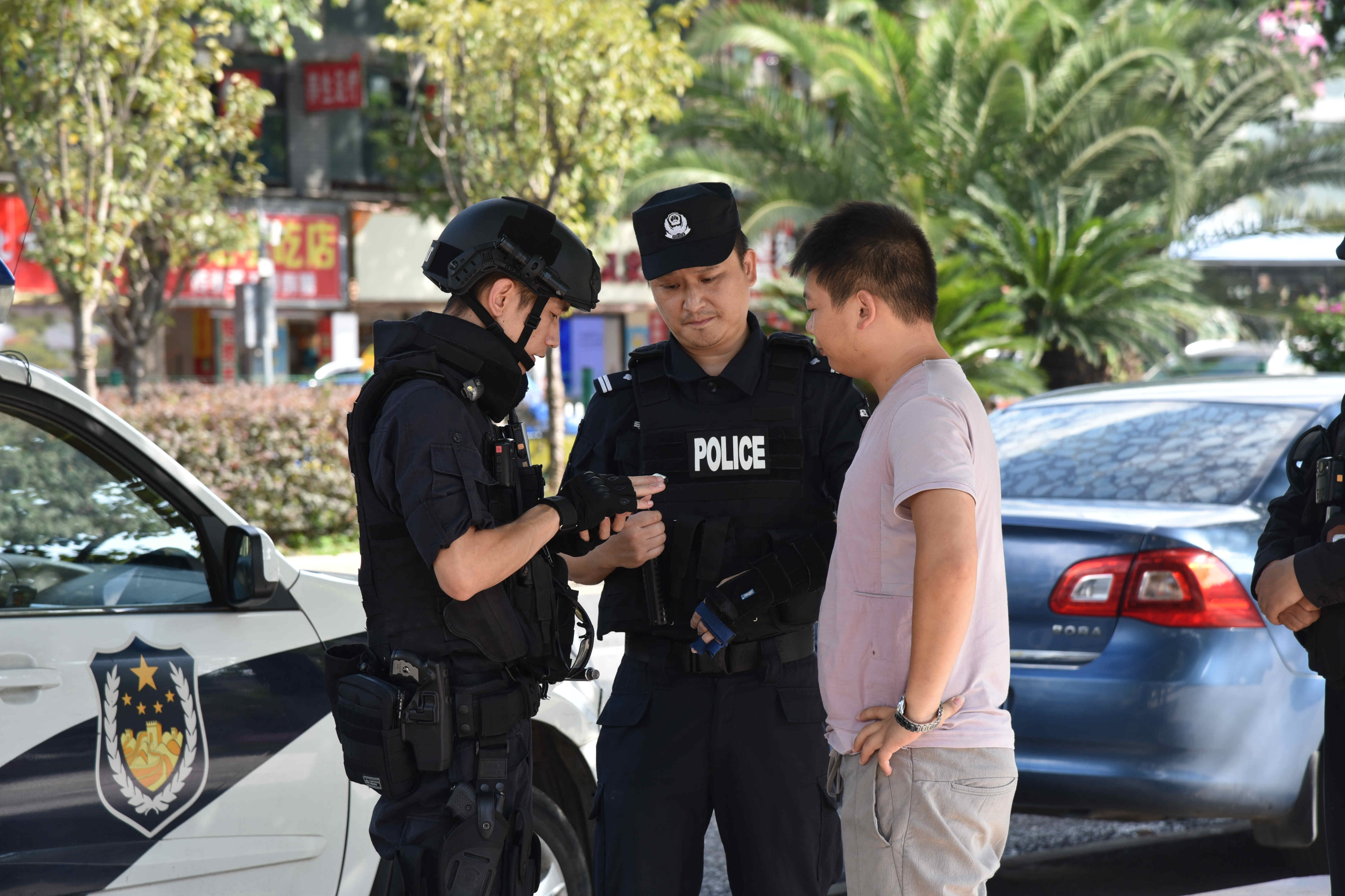 战斗在绿茵场上，球员们誓言无悔