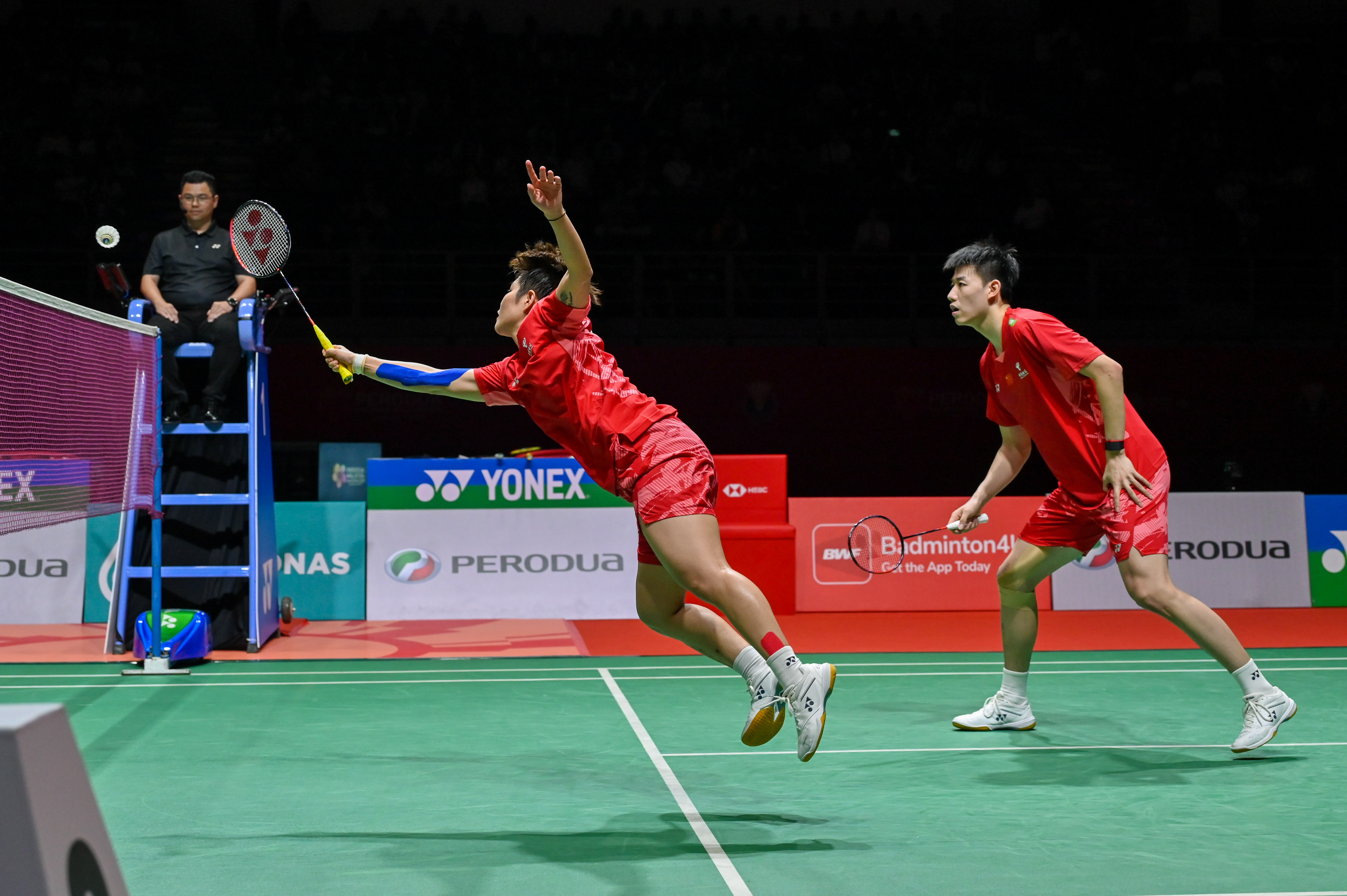 火爆对决：羽毛球球手再胜对手