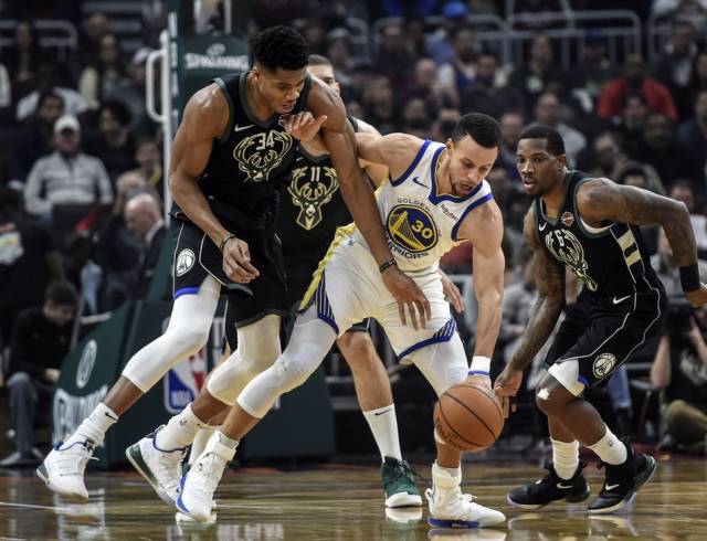 雄鹿再度击败雄狮,继续不败 雄鹿再度击败雄狮,继续不败