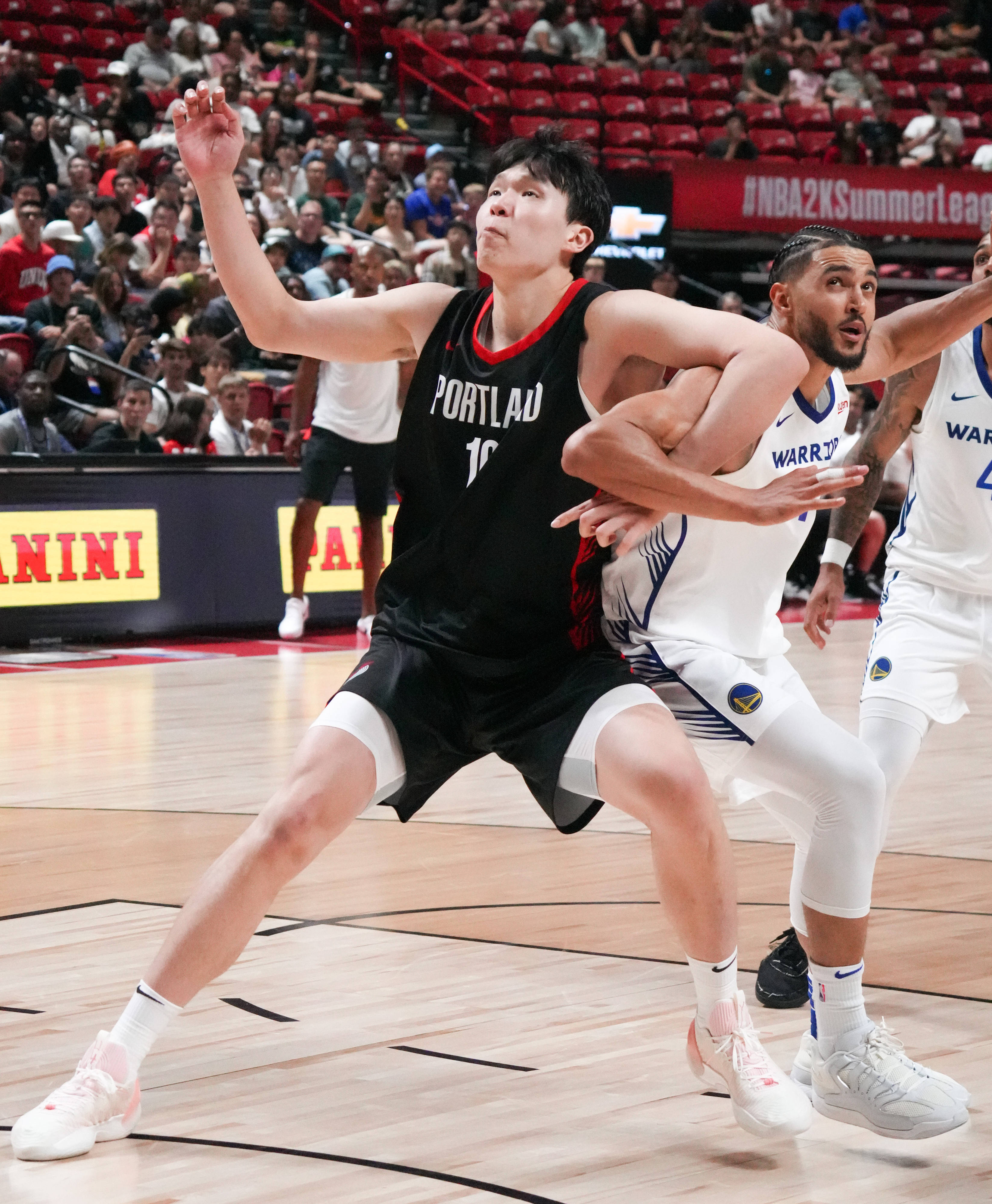 关于篮球球员士气高昂，斗志昂扬备战比赛的信息