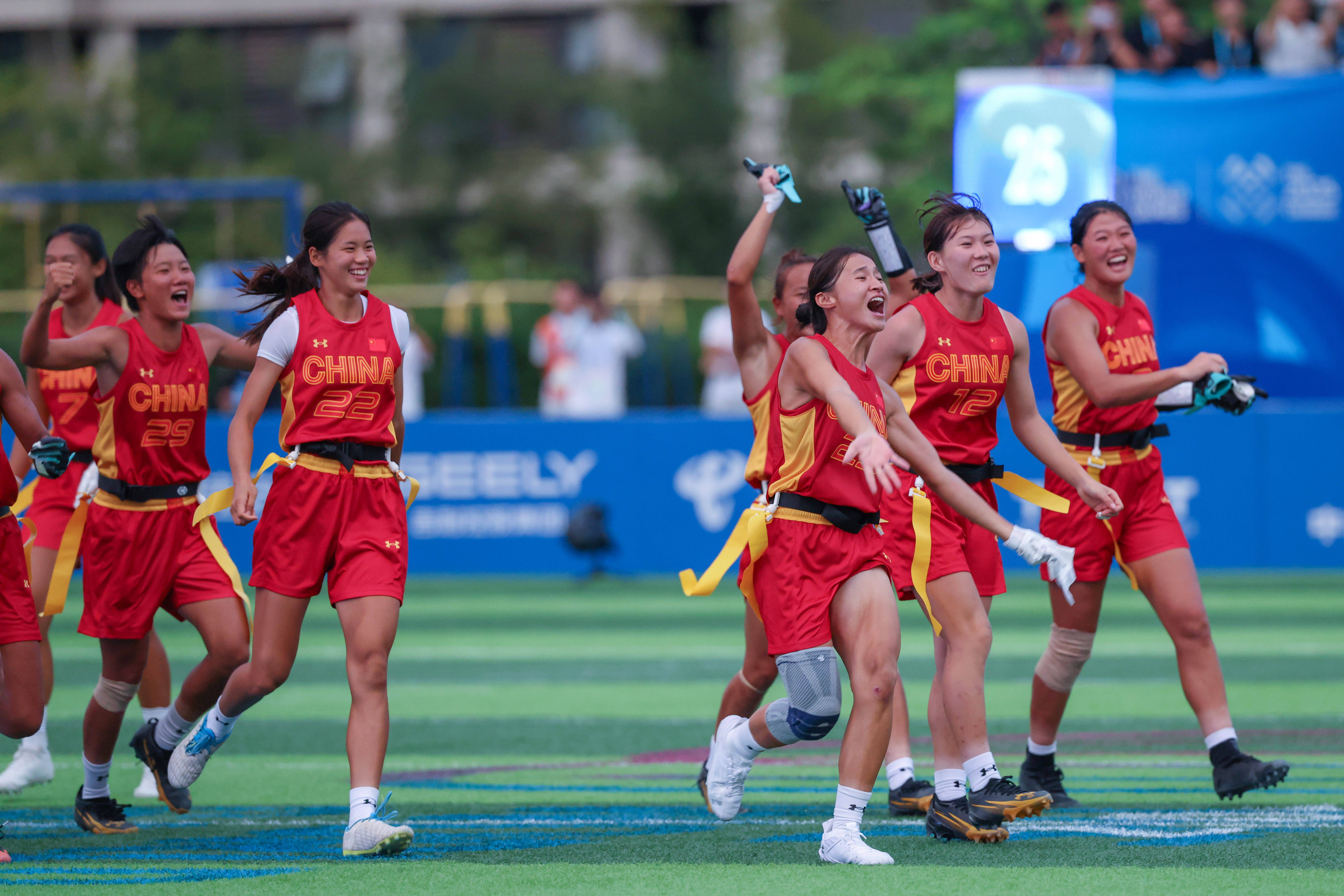 im电游-力挽狂澜：橄榄球队赢得胜利