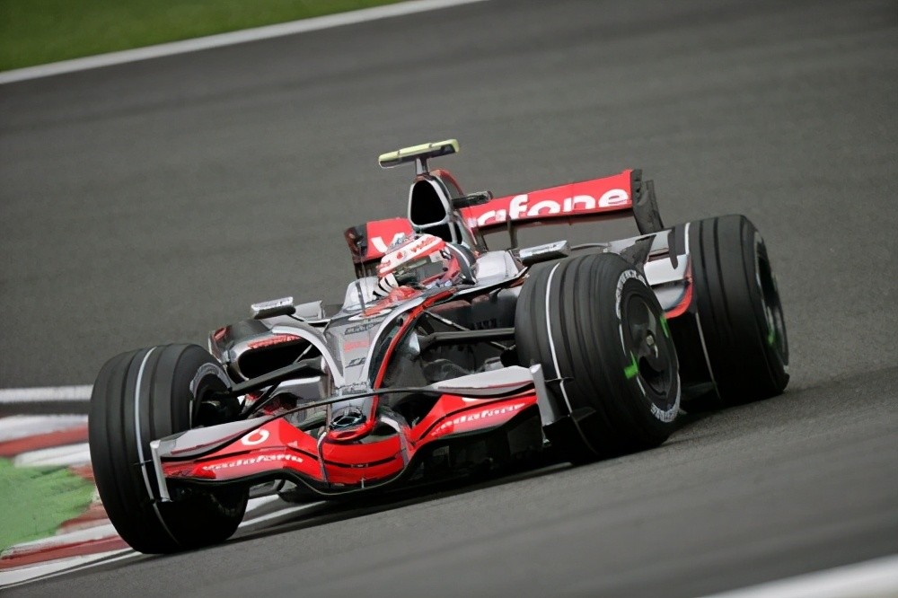 im电游游戏-梅赛德斯轻取迈凯伦，塞恩斯关键制胜的简单介绍