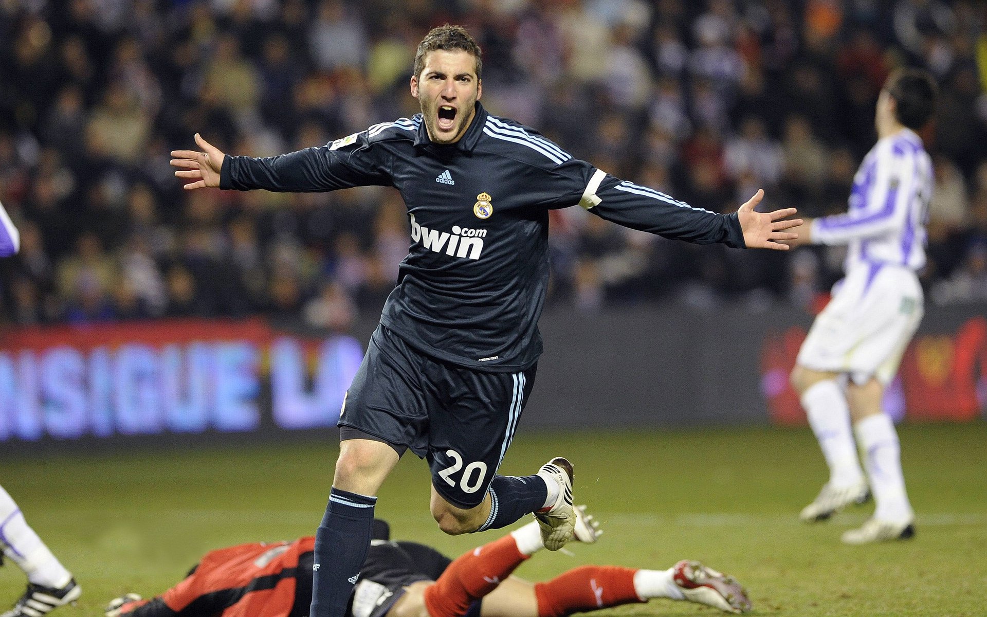 im电竞APP-武士之刃刺穿三狮铠甲，三笘薰的生涯之夜，一场定义唯一性的英超艺术