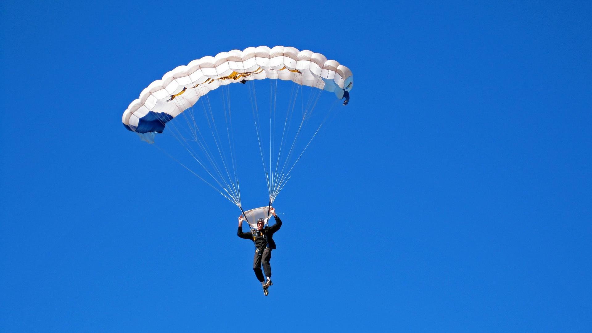 赛道上的挡拆,当保罗在篮球与F1的双重赛道中接管比赛